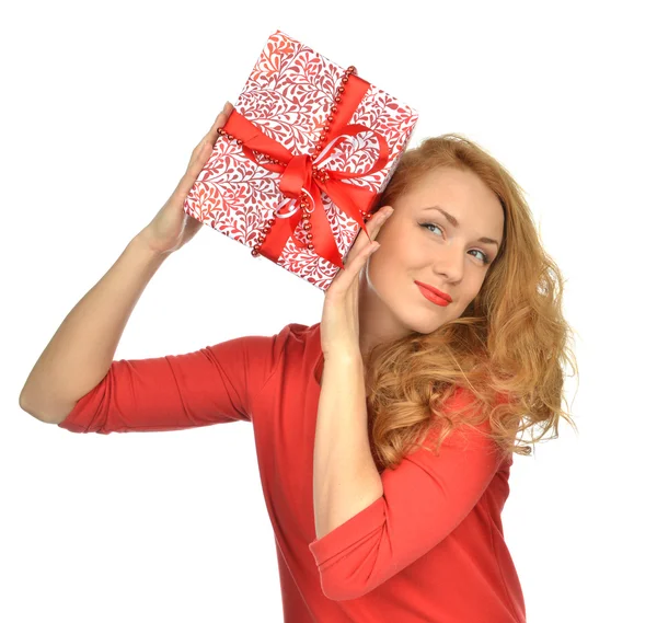 Рождественский подарок женщине с завернутым рождественским подарком — стоковое фото
