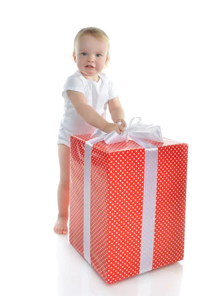 Baby kind baby peuter jongen met grote rode aanwezig gift voor birt — Stockfoto