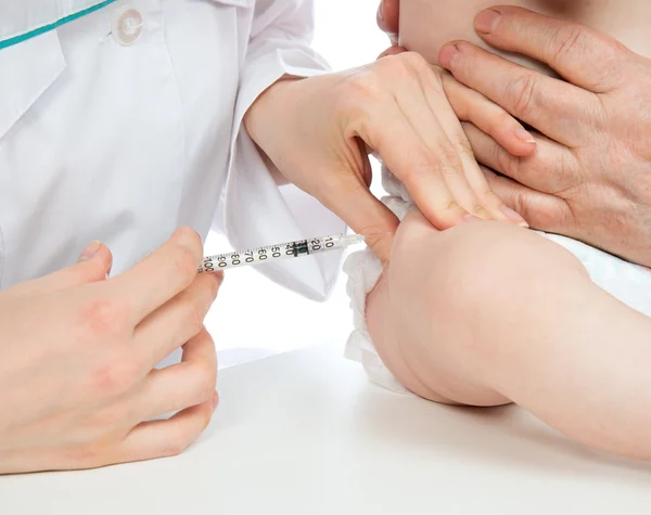 Médicos mano con jeringa vacunando al niño Inyección de gripe infantil —  Fotos de Stock