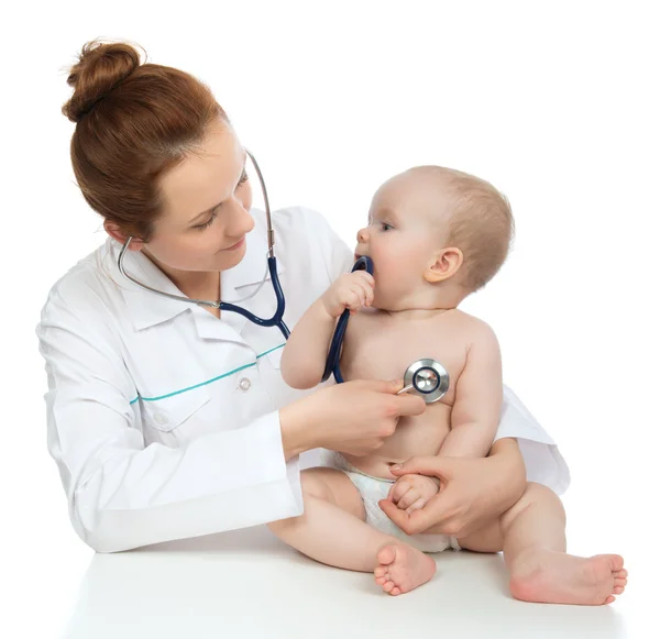 医生或护士听诊孩子婴儿患者心脏与 steth — 图库照片