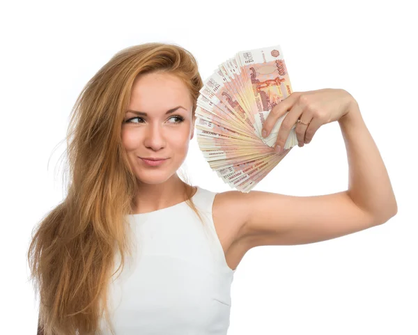 Жінка тримає багато готівкових грошей п'ять тисяч російських рублів ні — стокове фото