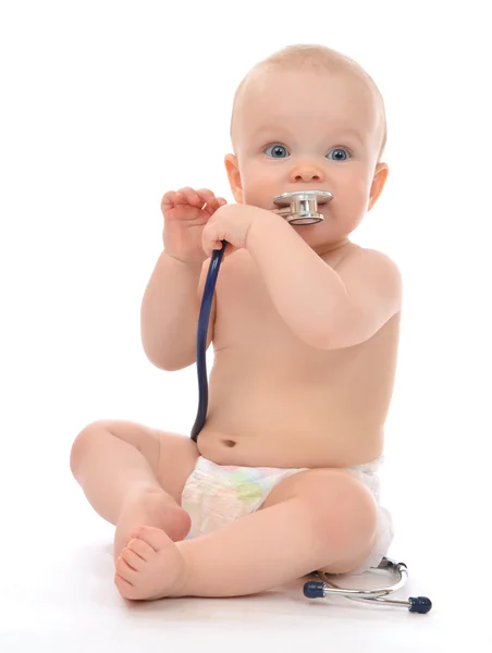 Малыш-младенец сидит с медицинским стетоскопом — стоковое фото