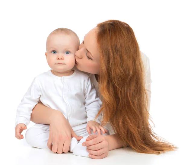 Mutter hält und küsst Neugeborenes im Arm — Stockfoto