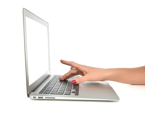 Руки, печатающие на клавиатуре ноутбука с чистым белым пространством
 