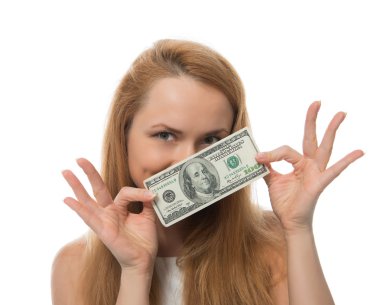 Ben yüz dolar nakit parayı tutan mutlu genç kadın