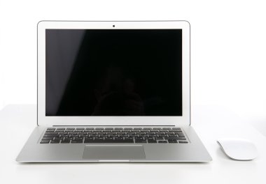 Yeni laptop göstermek klavye ve fare ile 