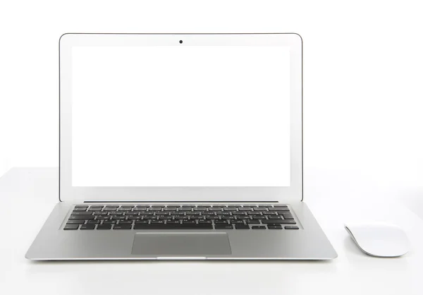 新笔记本显示器与键盘和鼠标 — 图库照片