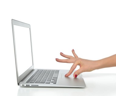Klavye bilgisayar dizüstü touchpad üzerinde çalışma el