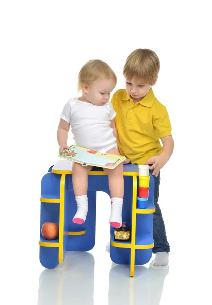 Dvě děti malé batole dívka a chlapec bratr legrační miminko — Stock fotografie