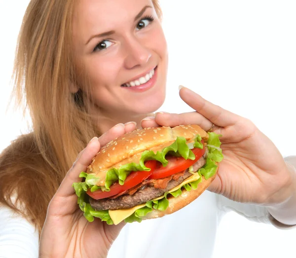 Mujer mostrando sabroso bocadillo hamburguesa malsana —  Fotos de Stock