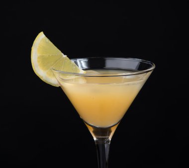 Sarı muz martini cam limon dilimi blac üzerinde kokteyl