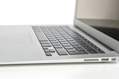 Yeni laptop göstermek klavye ve boş ekran ile 