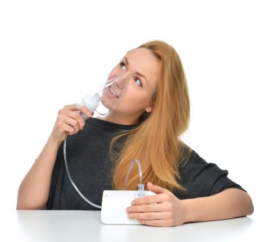 Nebulizatör solunum inhaler astım tedavisi için kullanan kadın 