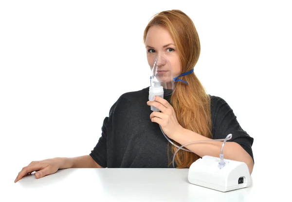 Kvinna med nebulisatorn för andningsorganen inhalator astmabehandling — Stockfoto