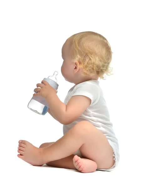 Säugling Baby Kleinkind sitzt und trinkt Wasser aus der Flasche — Stockfoto