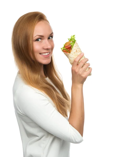 Femme mangeant savoureux sandwich tordu hamburger malsain dans les mains — Photo