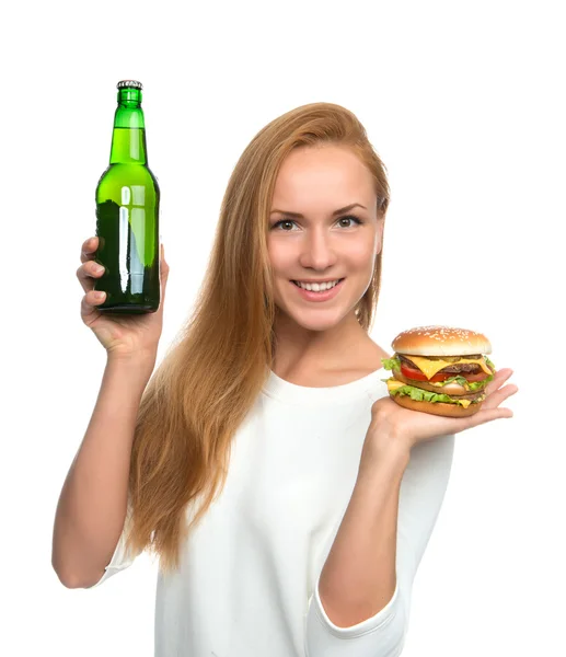 Mujer sostener hamburguesa sándwich en la mano y botella de cerveza — Foto de Stock