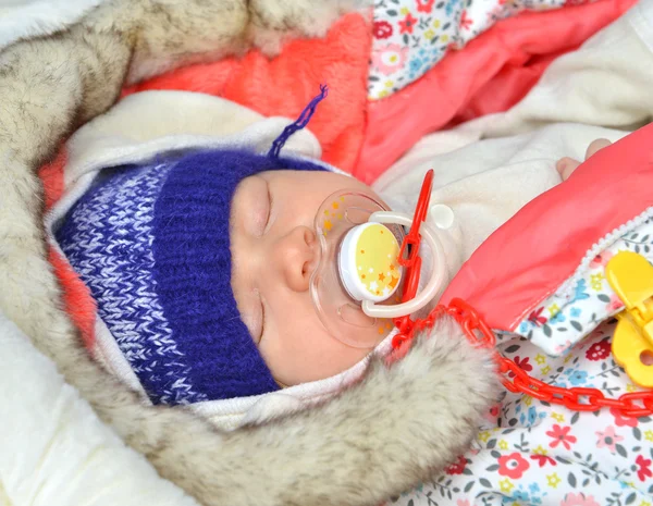 Niño recién nacido bebé niña durmiendo — Foto de Stock