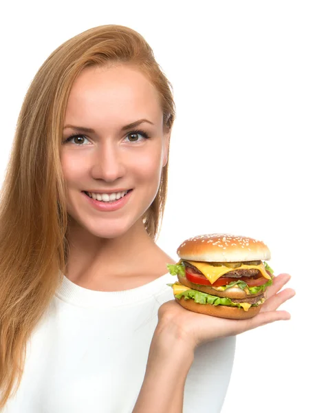 여자 잡고 맛 있는 건강에 해로운 햄버거 샌드위치 치즈 — 스톡 사진