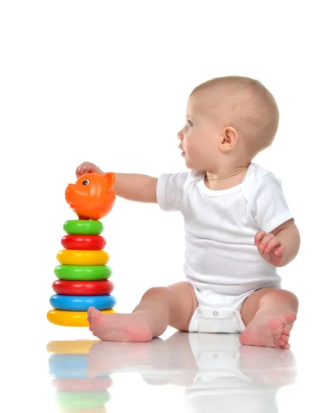 Nyfödda barn baby pojke barn leker med pyramid i hand — Stockfoto