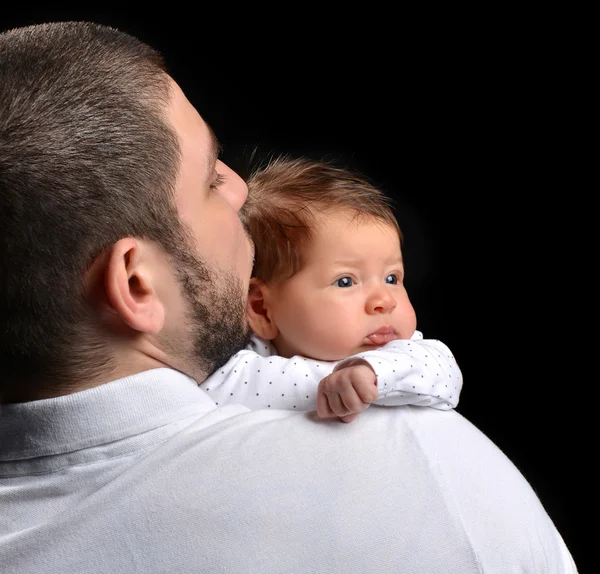 Gelukkig familie jonge vader en pasgeboren baby kind baby meisje ki — Stockfoto