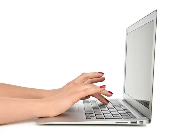 Mani digitando sul computer portatile tastiera con grigio copy-space sc — Foto Stock
