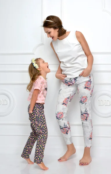 Mother daughter laughing together hugging smiling yelling scream — Stock Photo, Image