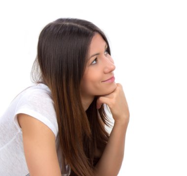 Mutlu genç esmer kadın düşünme portresi 