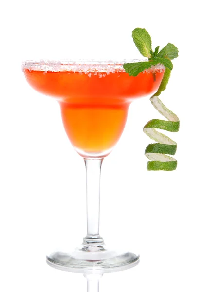 Kırmızı Margarita kokteyl ile soğutulmuş tuz nane ve limon spiral