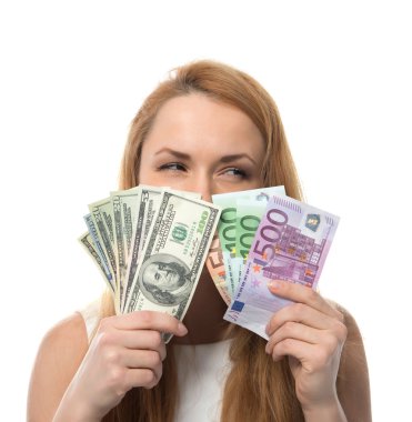 Nakit parayı tutan mutlu genç kadın euro dolar karşılaştırmak 