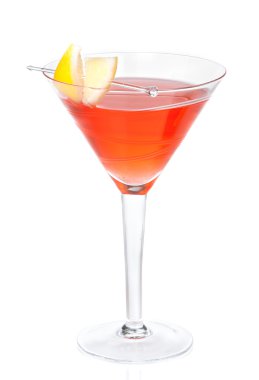 Kırmızı alkol cosmopolitan kokteyl narenciye limon ile dekore edilmiş