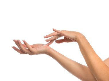 güzel kadının elleri ile Fransız manikür çivi