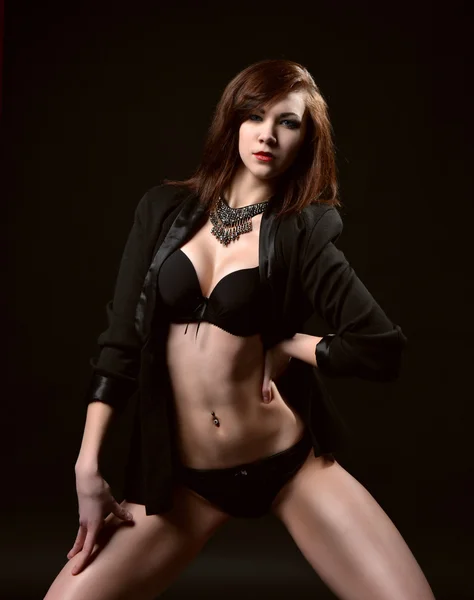 Jovem mulher bonita sexy em lingerie preta — Fotografia de Stock