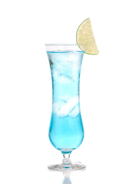 蓝色的酒精玛格丽塔鸡尾酒或蓝色夏威夷冰茶与李 — 图库照片