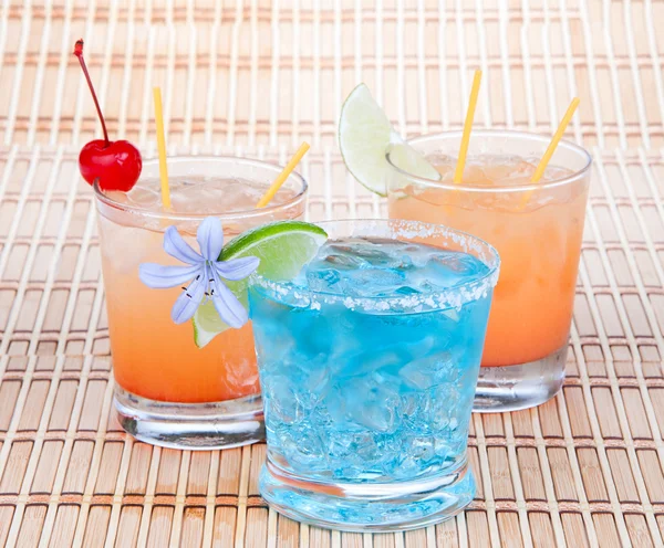 Alcoholic Cocktails. Three drinks beverages Blue lagoon tropical — Stock Photo, Image