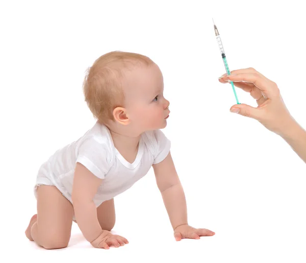 Bebé bebé niño mano con jeringa de insulina médica listo fo — Foto de Stock