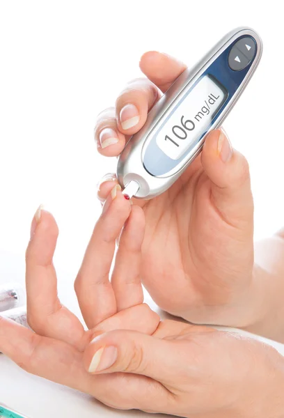 Diabetes paciente que mide el nivel de glucosa análisis de sangre —  Fotos de Stock
