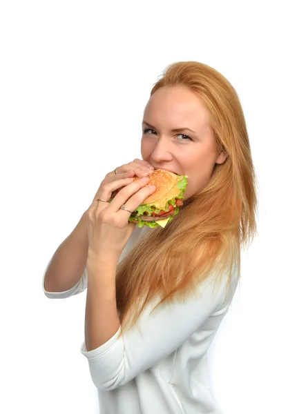 Концепция быстрого питания. Женщина ест вкусный нездоровый сэндвич с бургером — стоковое фото