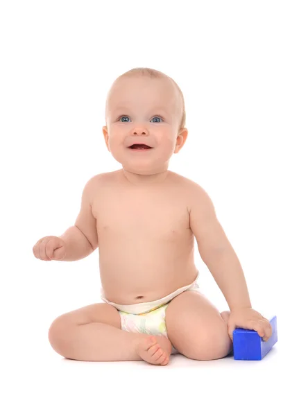 Счастливая маленькая девочка, сидящая с голубой игрушечной бричкой — стоковое фото