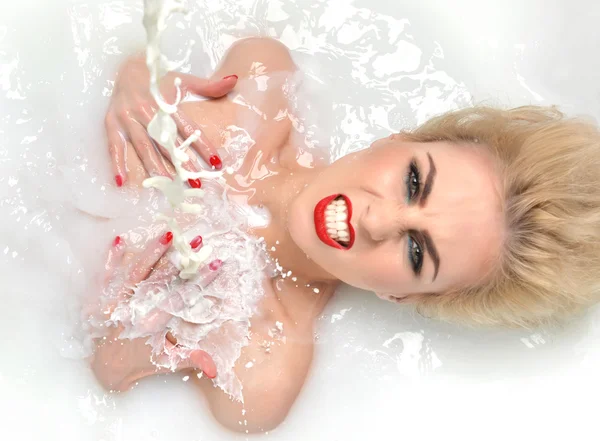 Divat szexi nő dühös arcát, nevetve a vörös ajkak a tej denevér — Stock Fotó