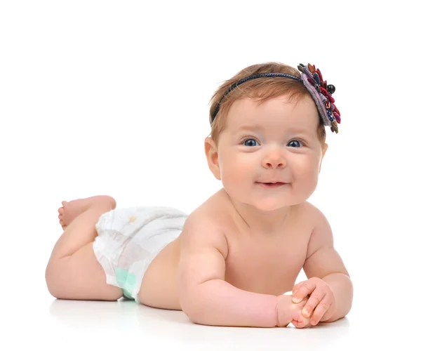 Четыре месяца Младенец ребенок девочка в подгузнике лежал счастливый улыбаясь — стоковое фото