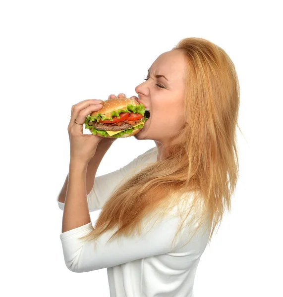 Concetto fast food. Donna mangiare panino gustoso hamburger malsano — Foto Stock