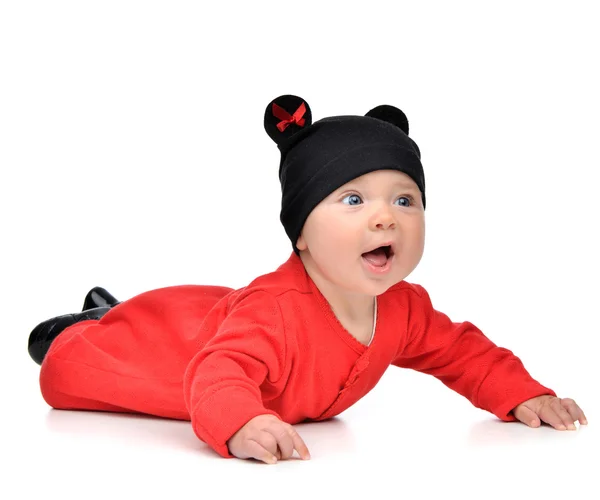Niño bebé niña de cinco meses en tela de cuerpo rojo yaciendo feliz — Foto de Stock