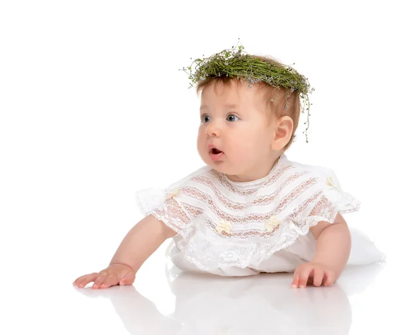 Infant child baby girl in diaper lying happy in circlet of flowe — Stok fotoğraf