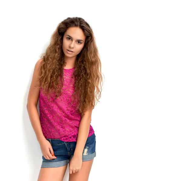 Ung vacker brunett kvinna poserar i rosa underkläder och jean — Stockfoto