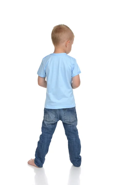 Вид сзади на полное тело маленького мальчика в голубой футболке — стоковое фото