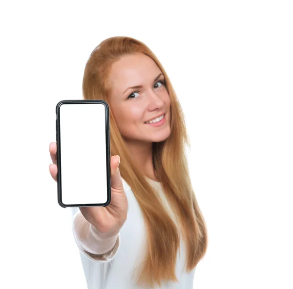 Jonge vrouw Toon weergave van mobiele telefoon met leeg scherm — Stockfoto