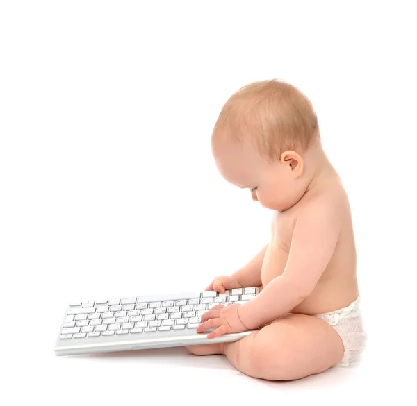 Enfant bébé garçon tout-petit assis avec les mains tapant sur la télécommande — Photo