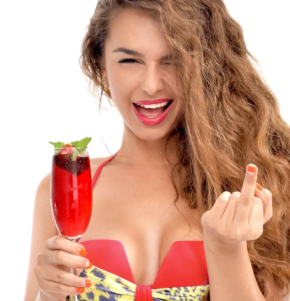 Frau im Bikini hält Margarita-Cocktail-Saft in der Hand und zeigt Mittelklasse — Stockfoto