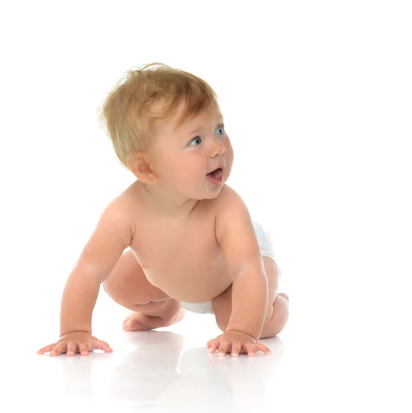 Niño de 6 meses niño pequeño sentado o gateando mirando — Foto de Stock